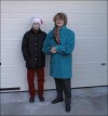 Anna-Lena och Karolina utanför garaget